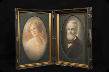 Image of portrait company salesmans sample case.